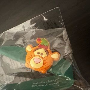 Disney tsum tsum Tigger Christmas themed rubber wristband 2019 OOP